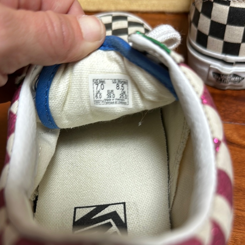 VANS - Picture 4 of 4
